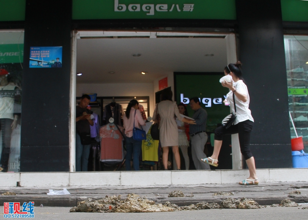 “八哥”质疑铺面招投标不公正   店铺门前撒粪便抗议转租。（周宗贵 摄） (1).jpg