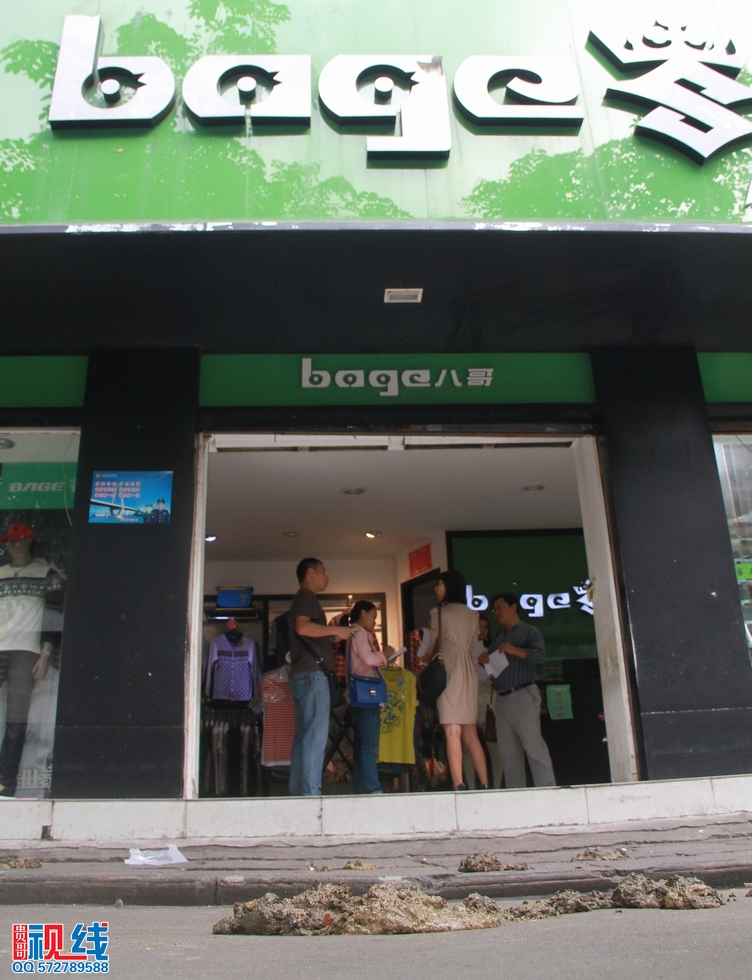 “八哥”质疑铺面招投标不公正   店铺门前撒粪便抗议转租。（周宗贵 摄） (2).jpg