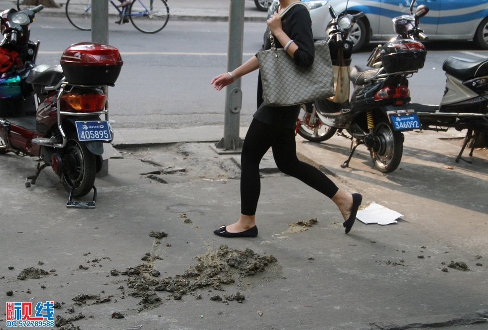 “八哥”质疑铺面招投标不公正   店铺门前撒粪便抗议转租。（周宗贵 摄） (10).jpg