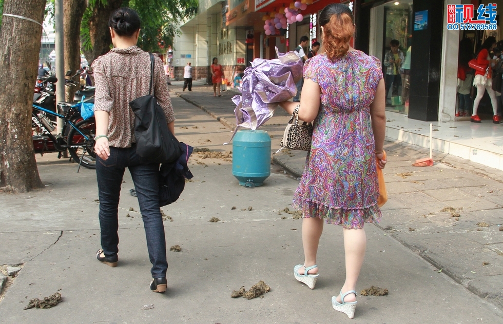 “八哥”质疑铺面招投标不公正   店铺门前撒粪便抗议转租。（周宗贵 摄） (21).jpg