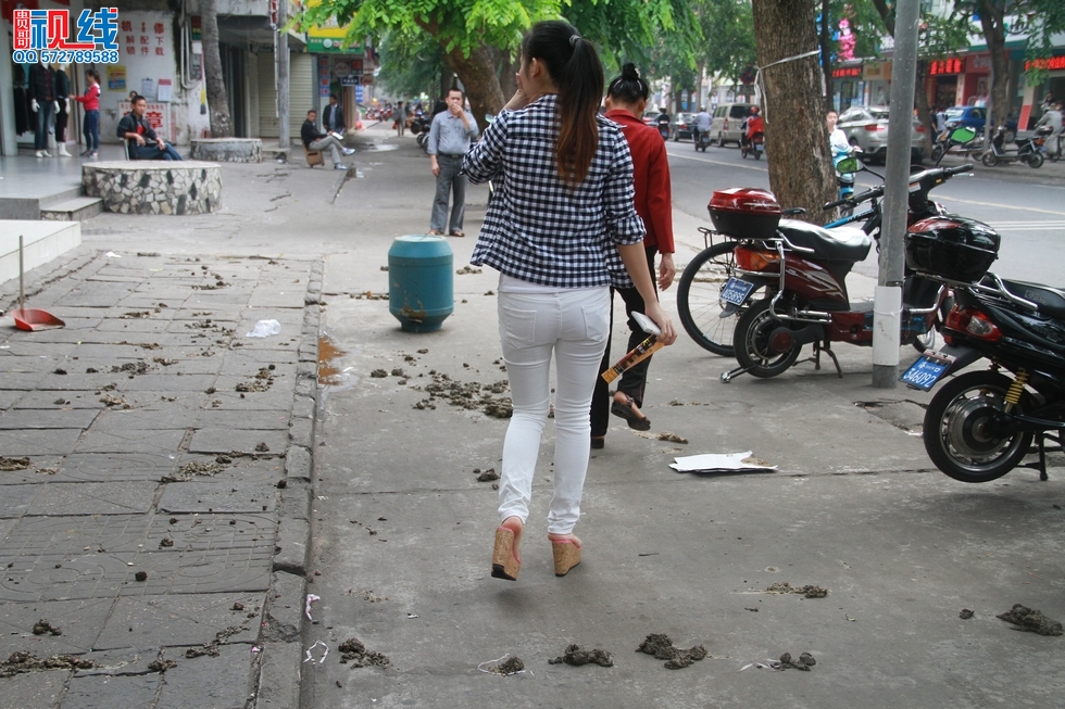“八哥”质疑铺面招投标不公正   店铺门前撒粪便抗议转租。（周宗贵 摄） (24).jpg