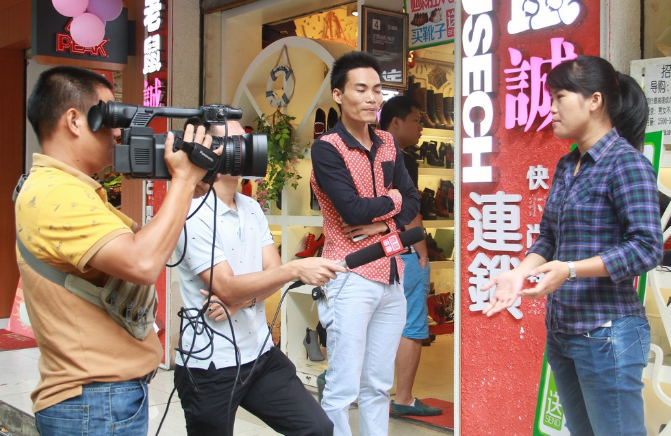 商户撒粪抗议海口九小招租不公正  引众媒体关注。（贵哥视线） (1).jpg