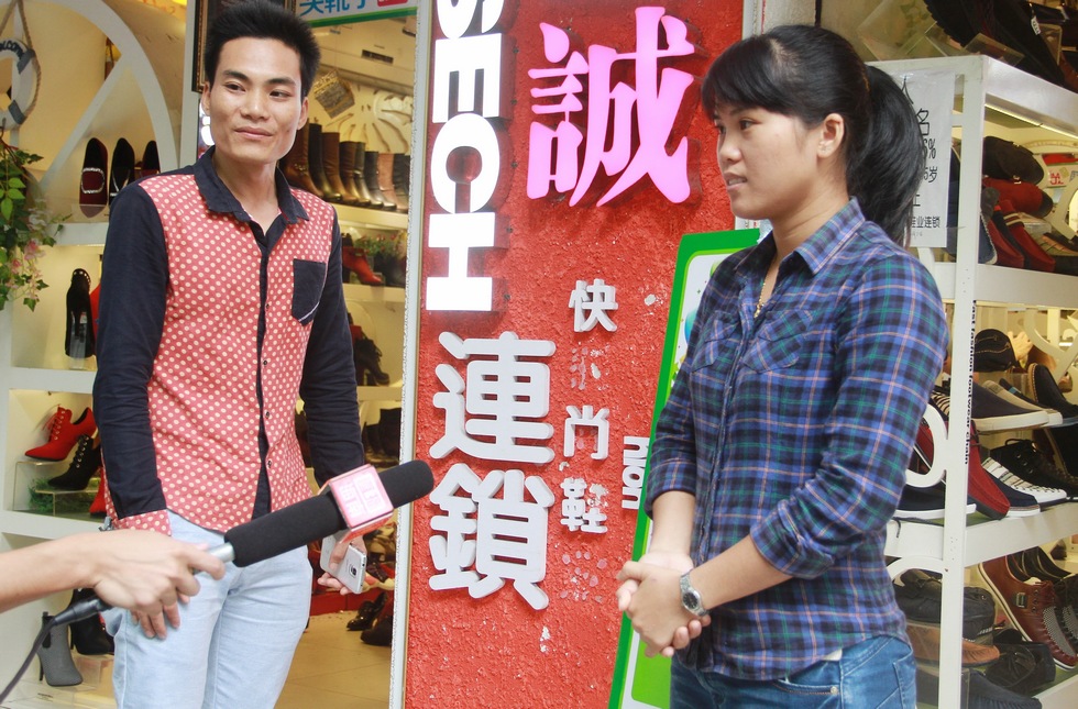 商户撒粪抗议海口九小招租不公正  引众媒体关注。（贵哥视线） (2).jpg