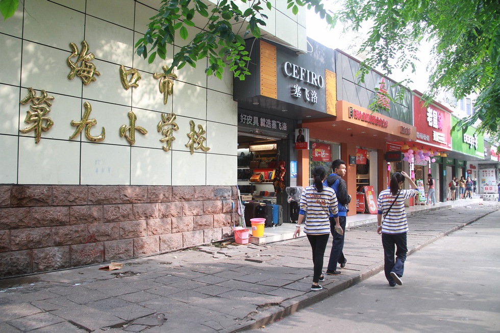 商户撒粪抗议海口九小招租不公正  引众媒体关注。（贵哥视线） (8).jpg