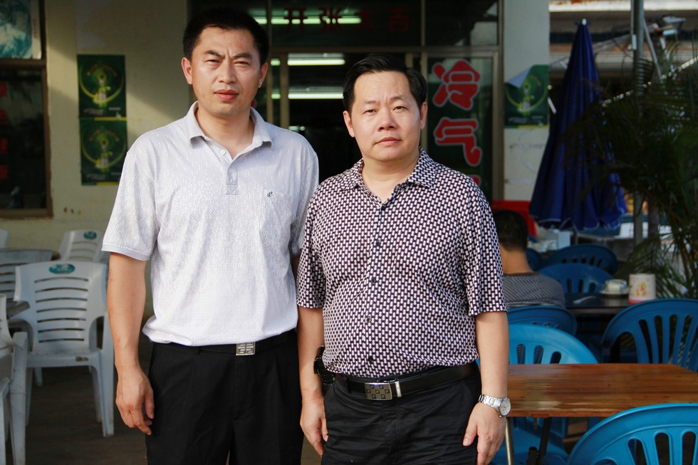 范正荣与刘先技能大师合影。（周宗贵 摄）.jpg