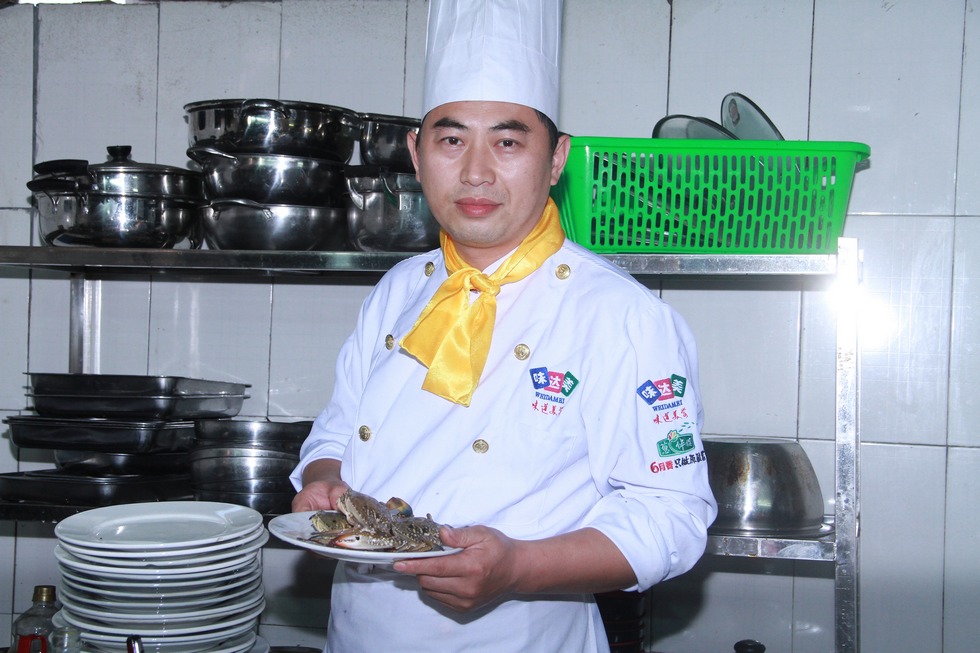 工作中的范正荣（周宗贵 摄）.jpg