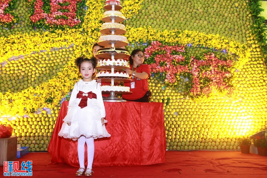 海南友谊商业广场喜迎8周岁。（周宗贵 摄） (2).jpg