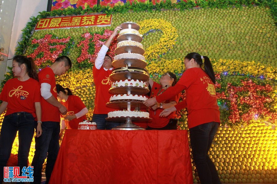 海南友谊商业广场喜迎8周岁。（周宗贵 摄） (15).jpg