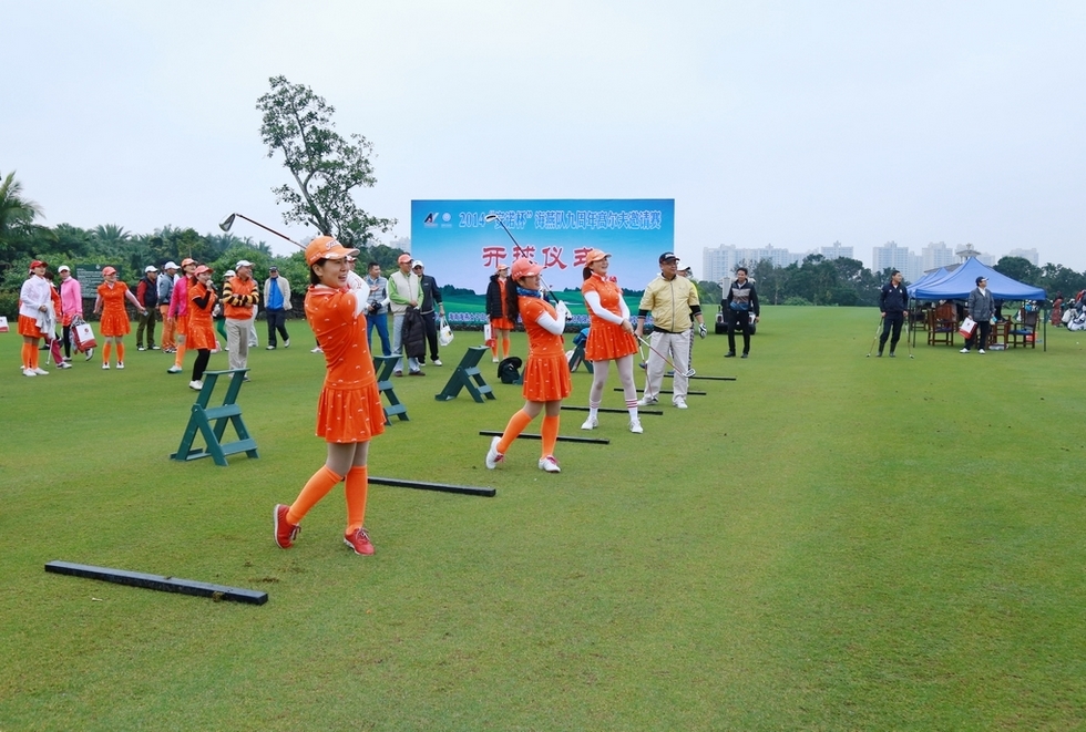 2014”安诺杯“海燕队9周年高尔夫邀请赛28日挥杆。（周宗贵 摄） (16).jpg