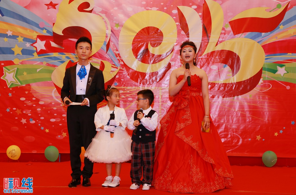 清华幼儿园、清华优才举办2015庆元旦联欢晚会盛况。（周宗贵 摄） (4).jpg