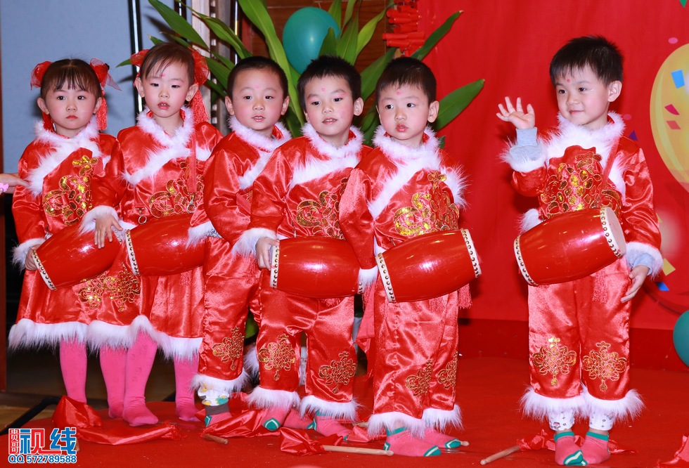 清华幼儿园、清华优才举办2015庆元旦联欢晚会盛况。（周宗贵 摄） (14).jpg