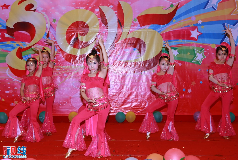 清华幼儿园、清华优才举办2015庆元旦联欢晚会盛况。（周宗贵 摄） (20).jpg