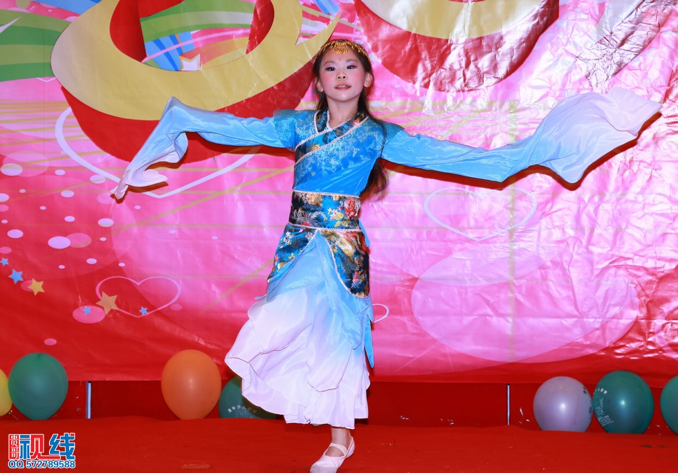 清华幼儿园、清华优才举办2015庆元旦联欢晚会盛况。（周宗贵 摄） (41).jpg