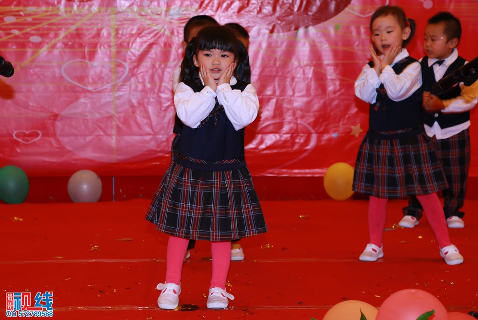 清华幼儿园、清华优才举办2015庆元旦联欢晚会盛况。（周宗贵 摄） (49).jpg