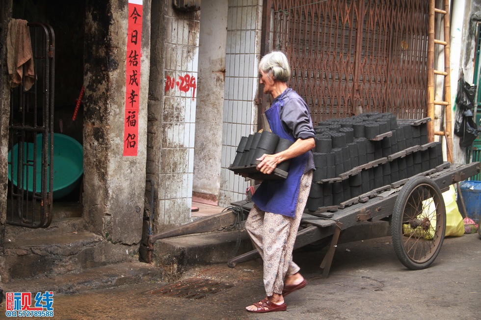 七旬阿婆赤脚拉煤半世纪   肩上“千斤苦”令人心酸。（周宗贵 摄） (22).jpg
