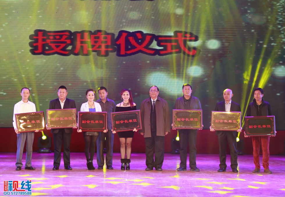 “激情湘商花鼓迎春”海南省湖南商会2015年新春团拜会圆满举行。（周宗贵 摄） (12).jpg