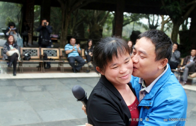 周宗贵，现场妻子一个拥抱.jpg