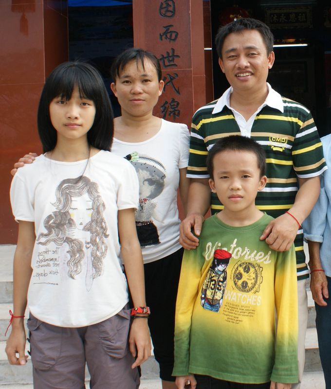 如今“贵哥”幸福的一家。（周宗贵 供图） (2).jpg