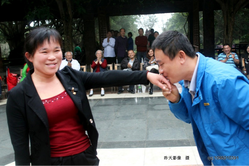周宗贵，现场单膝跪下为妻子戴上盼了15年的戒指；.jpg