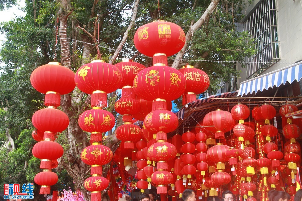 春节临近海口老街   年味浓得人陶醉（周宗贵 摄） (1).jpg