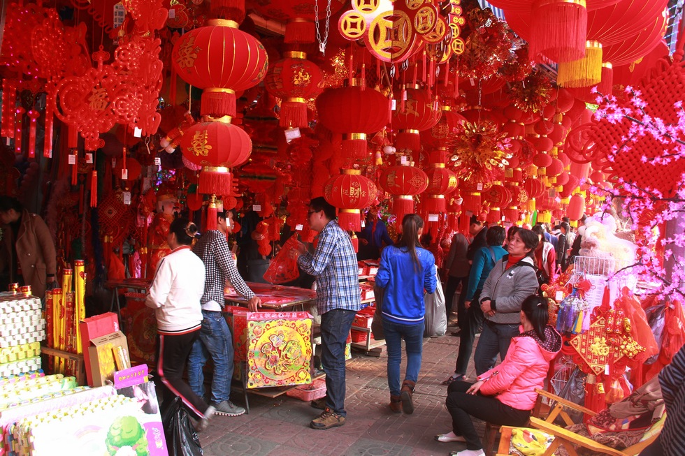 春节临近海口老街   年味浓得人陶醉（周宗贵 摄） (6).jpg