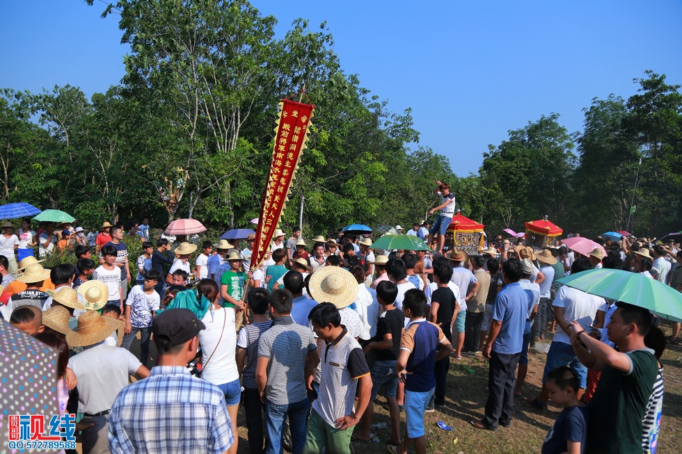 屯昌县新兴镇领前军坡节   吸引上万村民齐聚看穿锵。（周宗贵 摄） (11).jpg