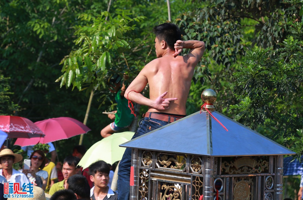 屯昌县新兴镇领前军坡节   吸引上万村民齐聚看穿锵。（周宗贵 摄） (13).jpg