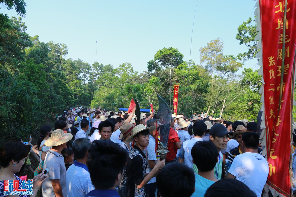屯昌县新兴镇领前军坡节   吸引上万村民齐聚看穿锵。（周宗贵 摄） (15).jpg