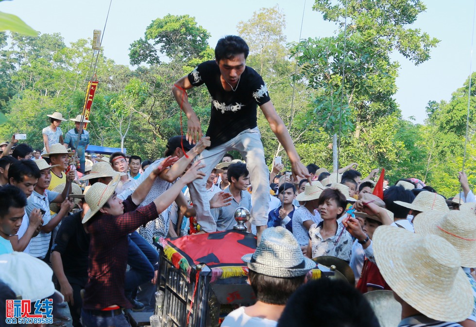 屯昌县新兴镇领前军坡节   吸引上万村民齐聚看穿锵。（周宗贵 摄） (17).jpg