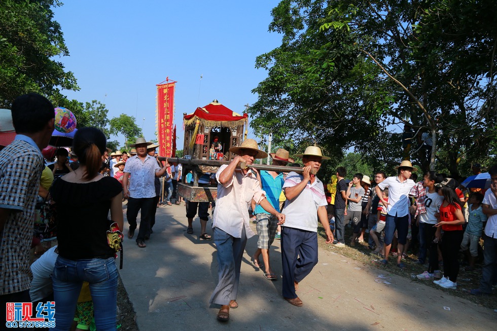 屯昌县新兴镇领前军坡节   吸引上万村民齐聚看穿锵。（周宗贵 摄） (19).jpg