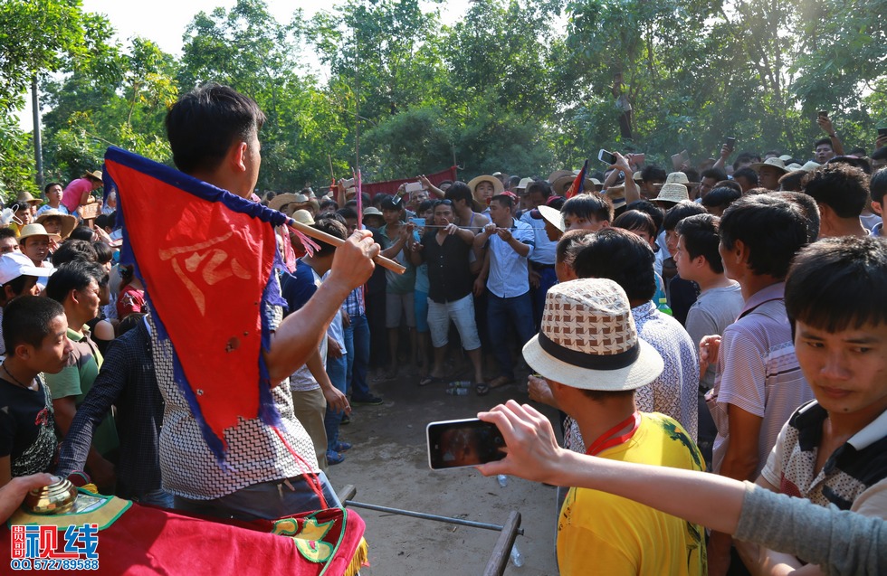 屯昌县新兴镇领前军坡节   吸引上万村民齐聚看穿锵。（周宗贵 摄） (22).jpg