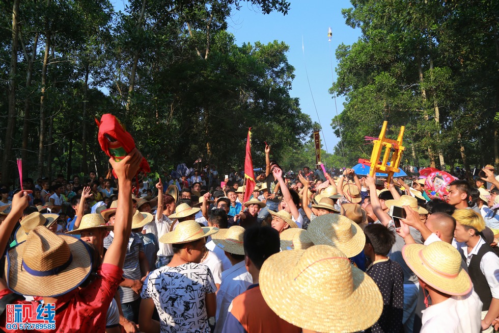 屯昌县新兴镇领前军坡节   吸引上万村民齐聚看穿锵。（周宗贵 摄） (24).jpg