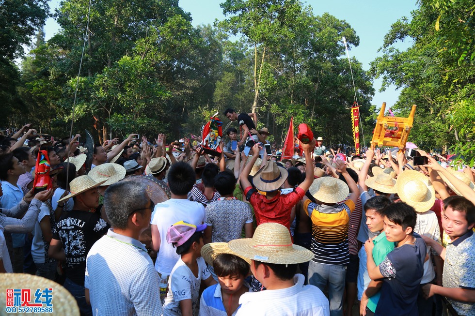 屯昌县新兴镇领前军坡节   吸引上万村民齐聚看穿锵。（周宗贵 摄） (26).jpg