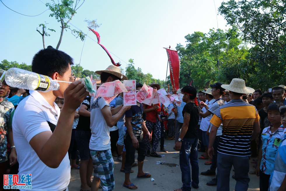 屯昌县新兴镇领前军坡节   吸引上万村民齐聚看穿锵。（周宗贵 摄） (30).jpg