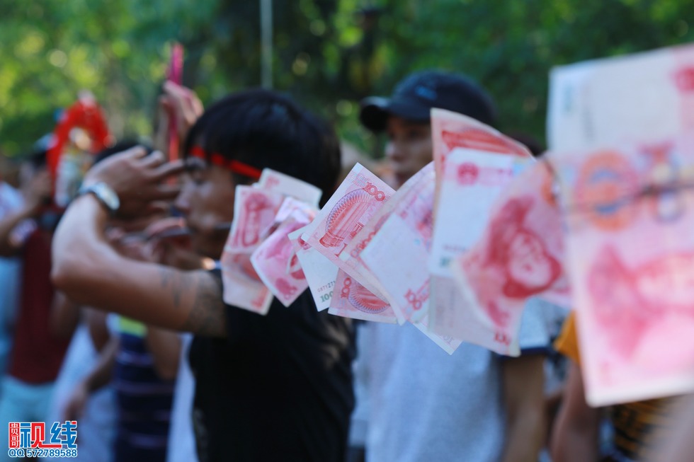 屯昌县新兴镇领前军坡节   吸引上万村民齐聚看穿锵。（周宗贵 摄） (31).jpg