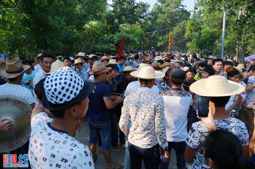 屯昌县新兴镇领前军坡节   吸引上万村民齐聚看穿锵。（周宗贵 摄） (34).jpg
