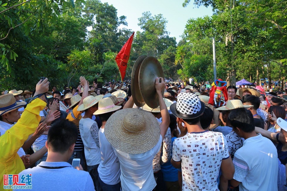 屯昌县新兴镇领前军坡节   吸引上万村民齐聚看穿锵。（周宗贵 摄） (35).jpg