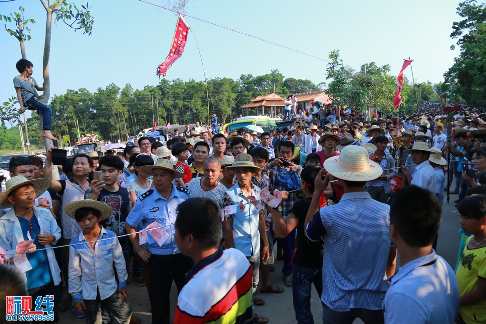 屯昌县新兴镇领前军坡节   吸引上万村民齐聚看穿锵。（周宗贵 摄） (37).jpg