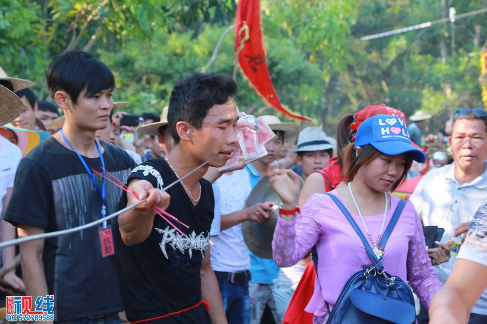 屯昌县新兴镇领前军坡节   吸引上万村民齐聚看穿锵。（周宗贵 摄） (40).jpg