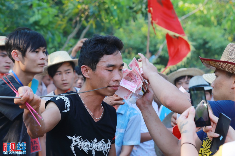 屯昌县新兴镇领前军坡节   吸引上万村民齐聚看穿锵。（周宗贵 摄） (41).jpg