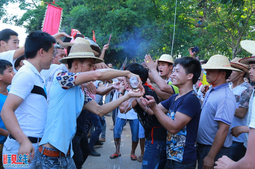 屯昌县新兴镇领前军坡节   吸引上万村民齐聚看穿锵。（周宗贵 摄） (44).jpg
