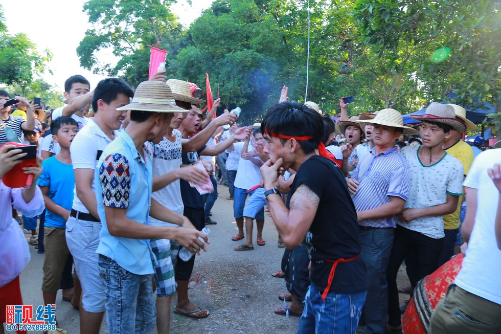 屯昌县新兴镇领前军坡节   吸引上万村民齐聚看穿锵。（周宗贵 摄） (45).jpg