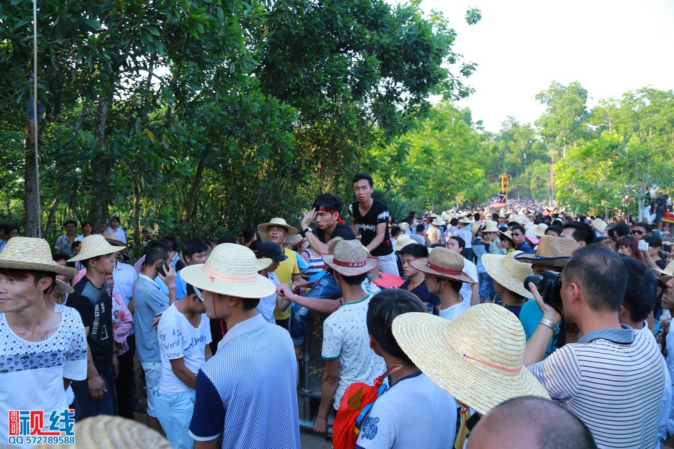屯昌县新兴镇领前军坡节   吸引上万村民齐聚看穿锵。（周宗贵 摄） (46).jpg