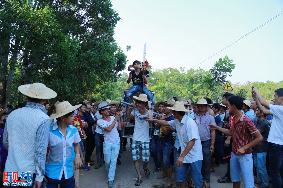 屯昌县新兴镇领前军坡节   吸引上万村民齐聚看穿锵。（周宗贵 摄） (49).jpg