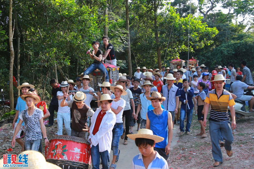 屯昌县新兴镇领前军坡节   吸引上万村民齐聚看穿锵。（周宗贵 摄） (51).jpg