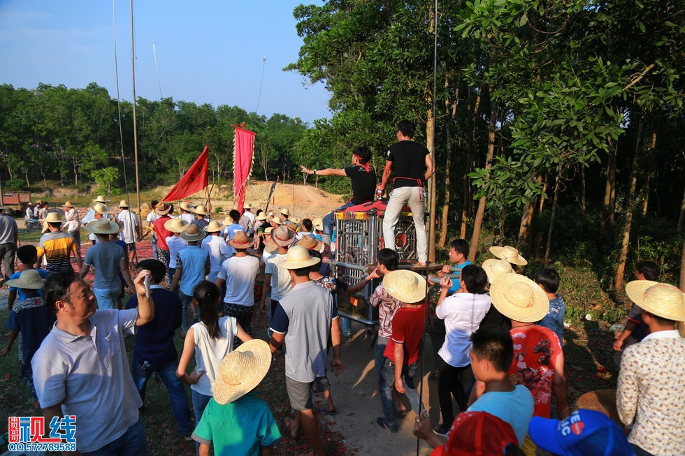 屯昌县新兴镇领前军坡节   吸引上万村民齐聚看穿锵。（周宗贵 摄） (53).jpg