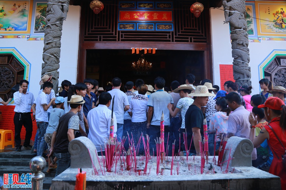 屯昌县新兴镇领前军坡节   吸引上万村民齐聚看穿锵。（周宗贵 摄） (54).jpg