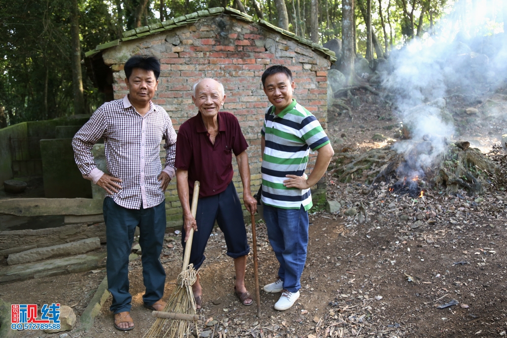 nEO_IMG_白石岭村98岁王阿公在村里清扫垃圾（周宗贵 摄） (13).jpg