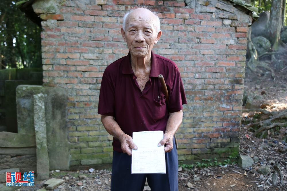 nEO_IMG_白石岭村98岁王阿公在村里清扫垃圾（周宗贵 摄） (19).jpg